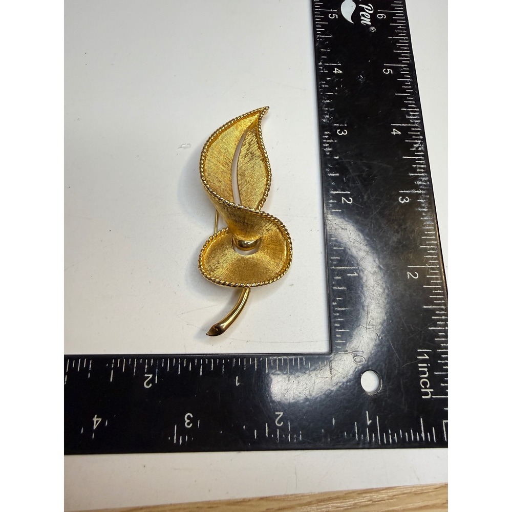 Vintage Gold Tone Textured Leaf Brooch Twisted Rope Edge Sculptural Pin - Picture 2 of 3